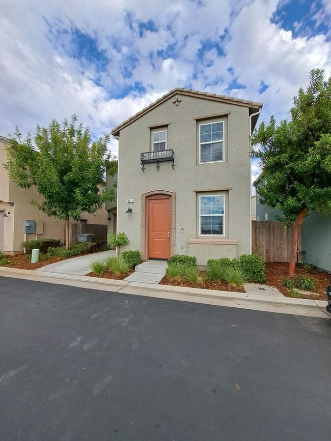 Building Photo - Limited-Time Offer: $500 off your first mo...