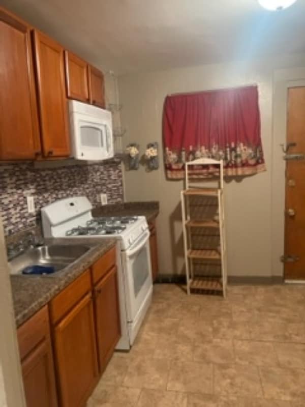 Building Photo - 1313 W Rush St