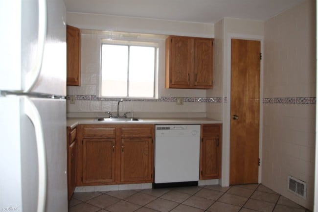 Building Photo - 2 br, 1 bath 4plex - Noll Avenue Apartments