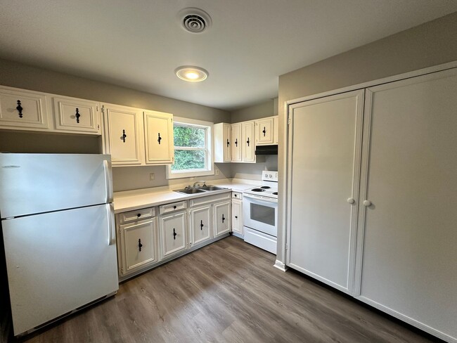 Building Photo - 7446 Bellehaven Dr