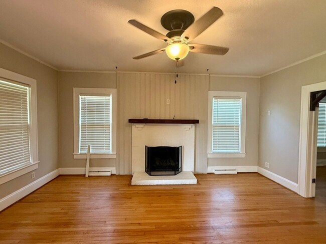 Foto del edificio - Three bedroom, 1 bath house in Burlington