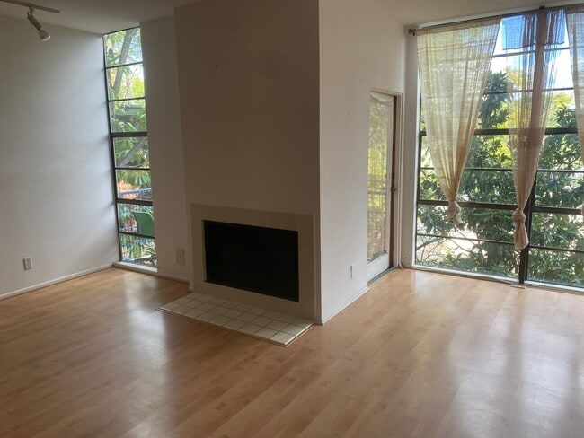 Building Photo - 3884 Fredonia Dr