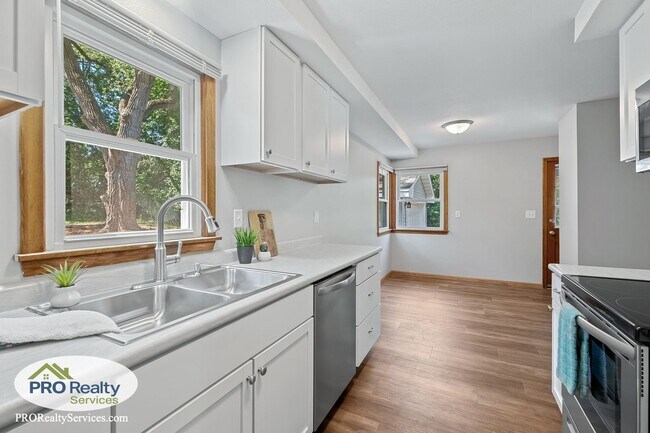 Foto del edificio - 3 Bedroom Home in Bloomington
