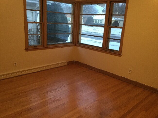 Foto del edificio - 2 Bedroom single family home W/ detached garage