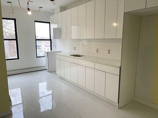 Foto principal - 3 bedroom in BRONX NY 10469