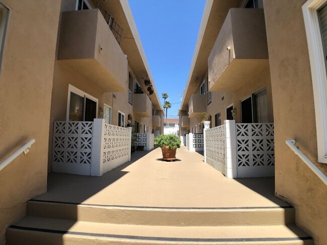 Building Photo - One Bedroom Condo Near Trendy Montana Ave.