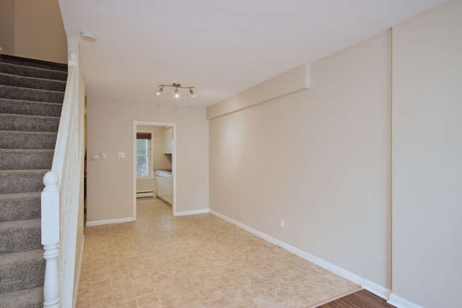 Building Photo - RENOVATED TWO BEDROOM TOWNHOME IN NORTHEAS...