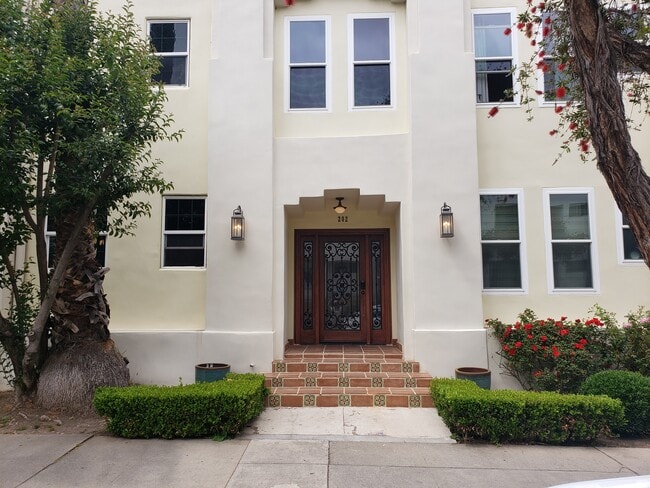 Building Photo - 202 N La Peer Dr