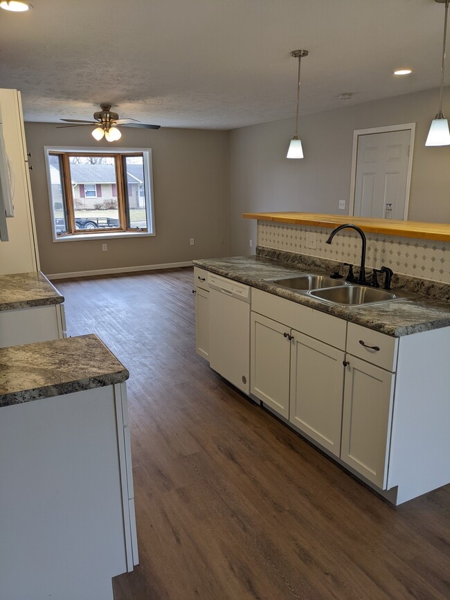Building Photo - 1321 Wright Cir