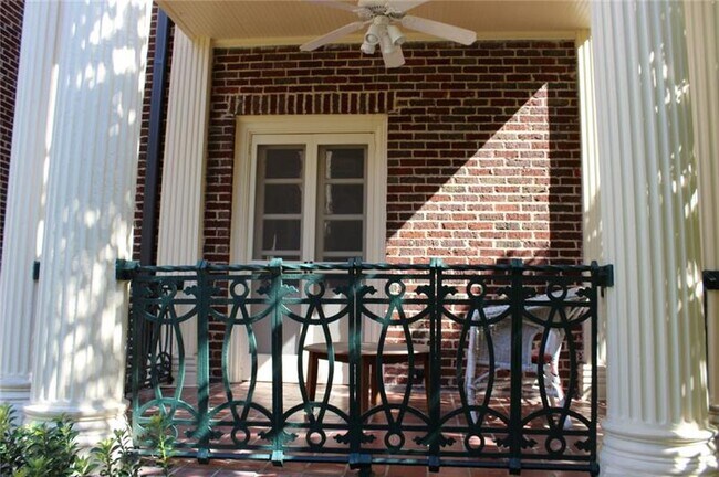 Foto del edificio - 1027 St Charles Ave NE
