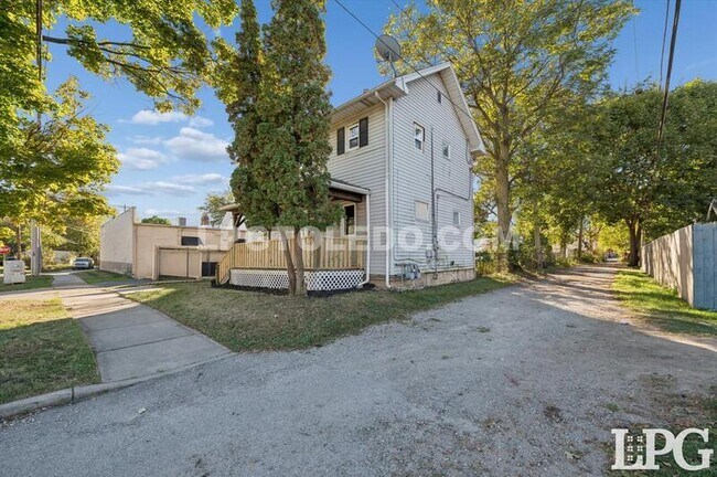 Building Photo - 4013 Caroline Ave