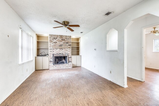 Building Photo - 5728 Bowling Dr