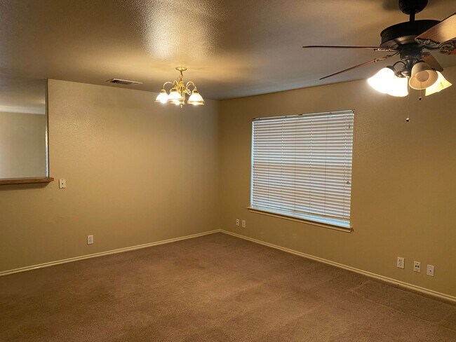 Foto del edificio - 3338 Whisper Manor