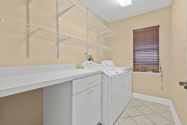 Building Photo - ERROL ESTATES - GOLFSIDE VILLAGE  • 3 BR •...