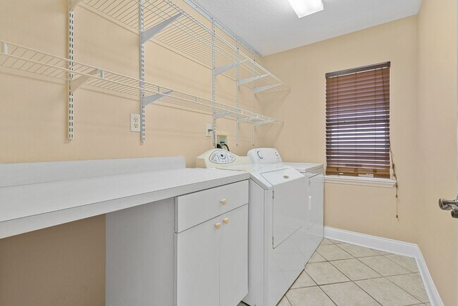 Foto del edificio - ERROL ESTATES - GOLFSIDE VILLAGE  • 3 BR •...