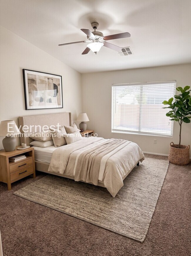 Foto del edificio - 2 Bed/2 Bath Home with Fenced Yard & Garage / Available Now!