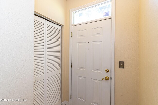 Building Photo - 13700 Richmond Park Dr N