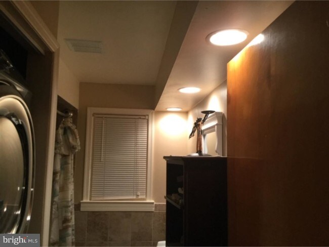 Foto del edificio - 215 Field Ave