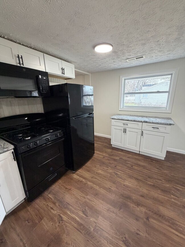 Building Photo - Charming 3/2 in Columbus