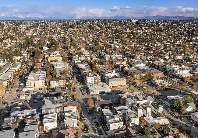 Foto del edificio - "Charming 3-Bedroom Gem in Seattle's Vibrant Heart - 1733 Sq. Ft. of Modern Comfort!"