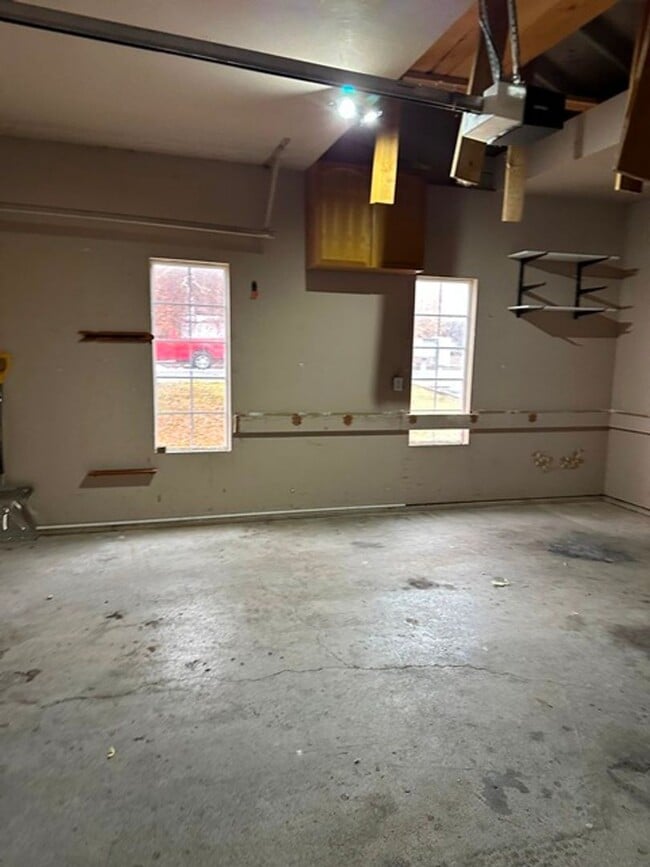 Building Photo - 3 Bedroom House