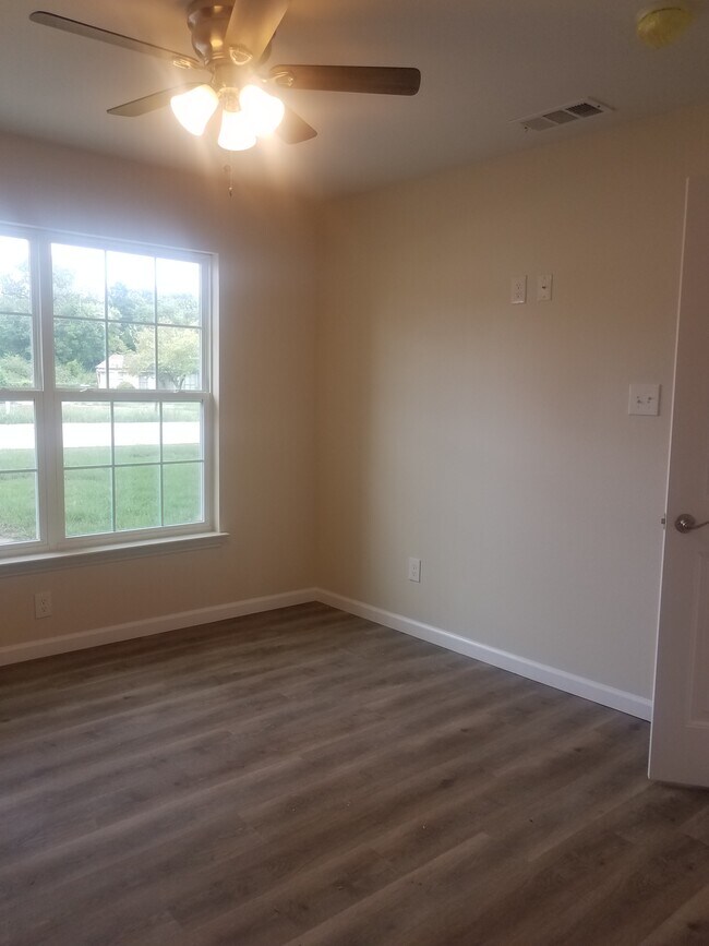 Primary bedroom w/ en suite - 3140 Mojave Dr