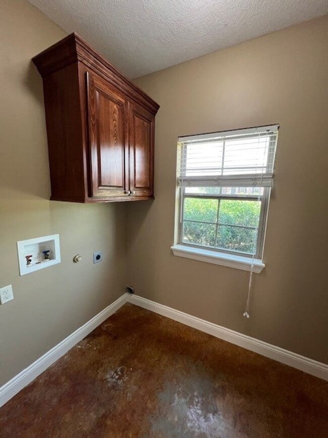 Building Photo - 3B/2B Duplex Available in South Lake Charles