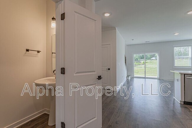 Building Photo - 1231 Westgate Vlg Dr