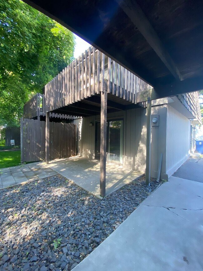 Foto del edificio - South Hill Triplex-Nestled away in private...