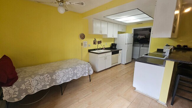 Foto del edificio - PARTIALLY FURNISHED 3 BEDROOM TOWNHOME NEAR CHINATOWN & STRIP