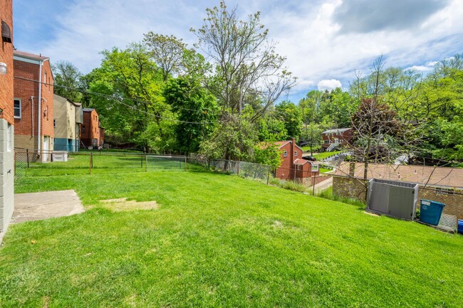 Building Photo - AVAILABLE JUNE 1ST!! STUNNING 3 BEDROOM IN...