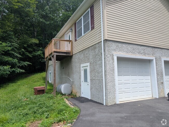 Building Photo - 627 Edmisten Rd