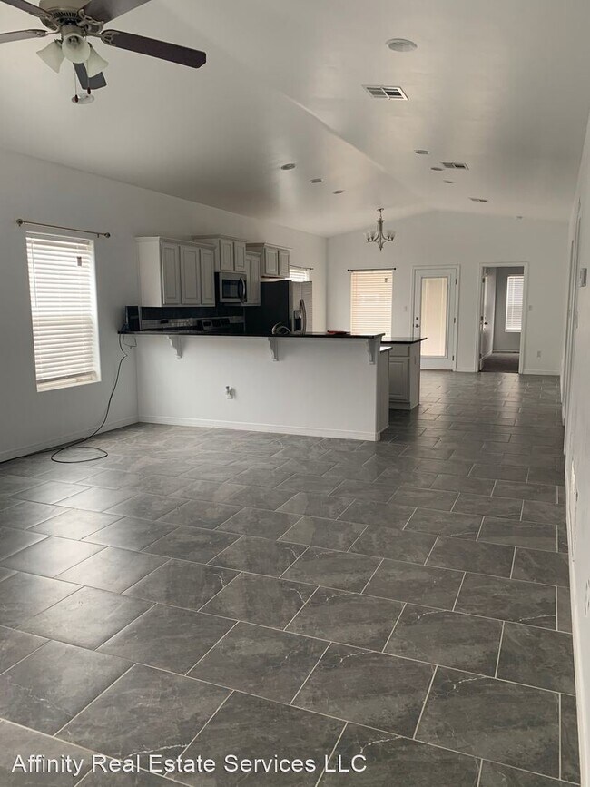 Building Photo - 4 br, 2 bath House - 401 N. Ash St.