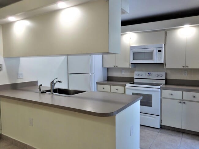 Building Photo - 2425 24th Ct