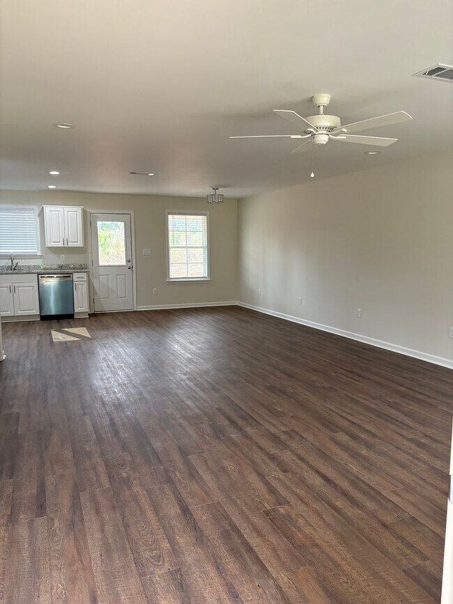 Building Photo - 2629 W Oakridge Dr