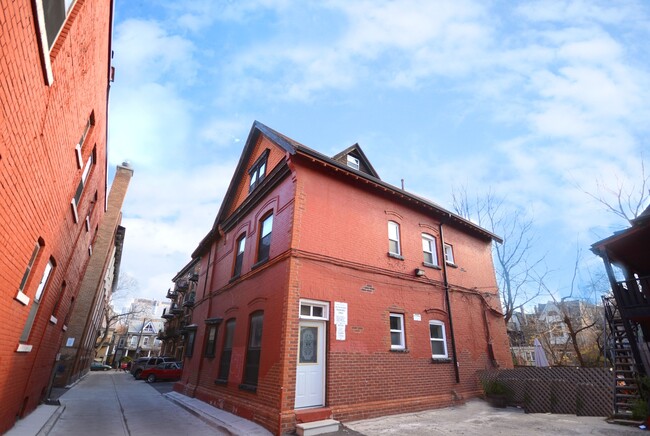 Building Photo - 160 Huron St