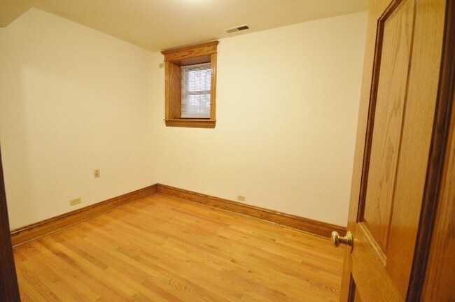 Building Photo - 1417 W Belle Plaine Ave