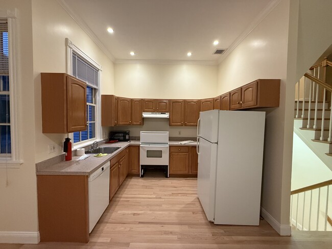 Building Photo - 82 6th St