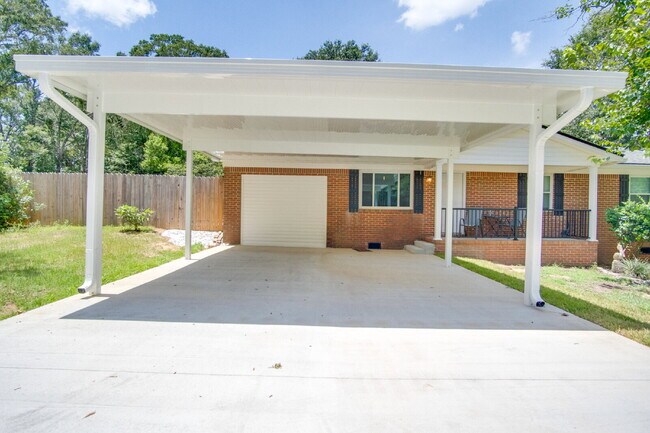 Building Photo - Completely Remodeled 3BR Home on Nearly an Acre with In-Ground Pool, Pool Service Included & Huge...