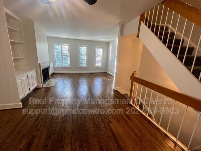 Foto del edificio - 4371 Embassy Park Dr NW