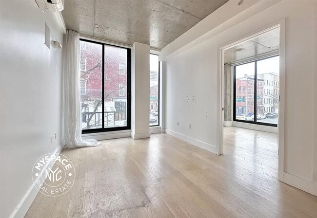 Foto del edificio - 152 Manhattan Ave