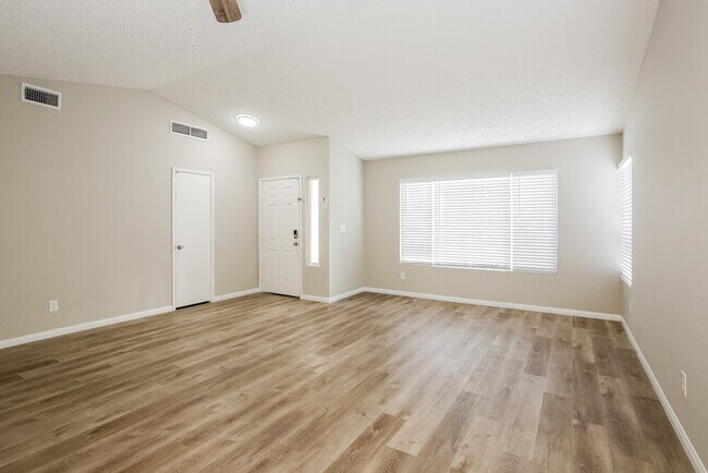 Foto del edificio - 2446 Millcroft Dr