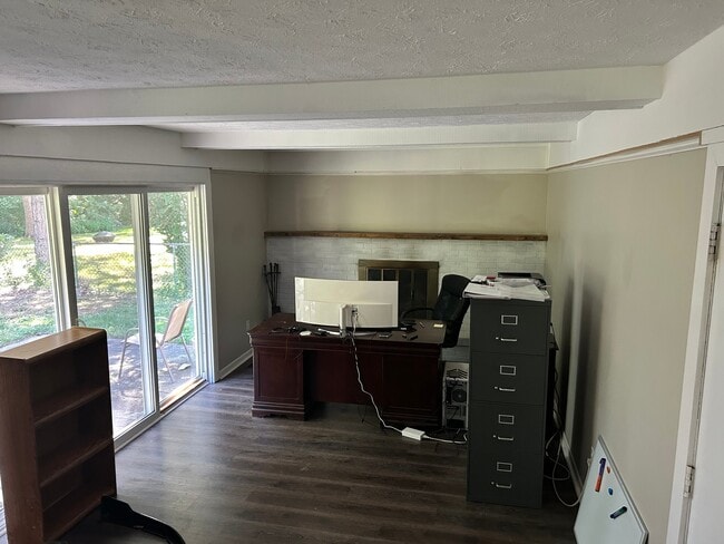 Building Photo - 8792 Pinewood Ct