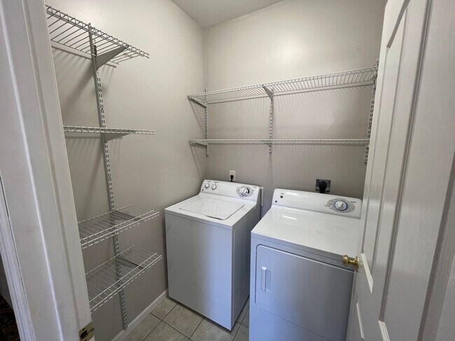 Foto del edificio - 2 bedroom unit across street from KSU Campus. Available August 1st!