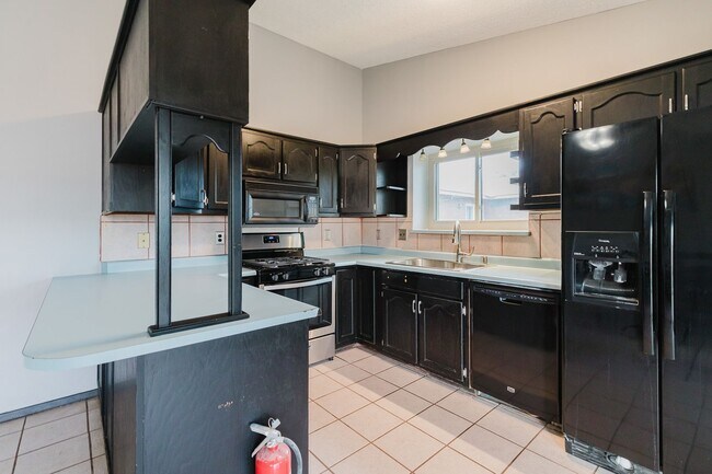 Foto del edificio - 4 Bedroom, 2 Bath house with New Carpet
