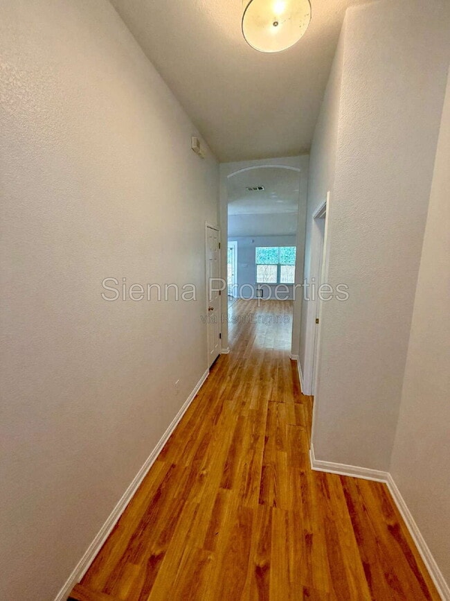 Building Photo - 1517 Hawk Dr