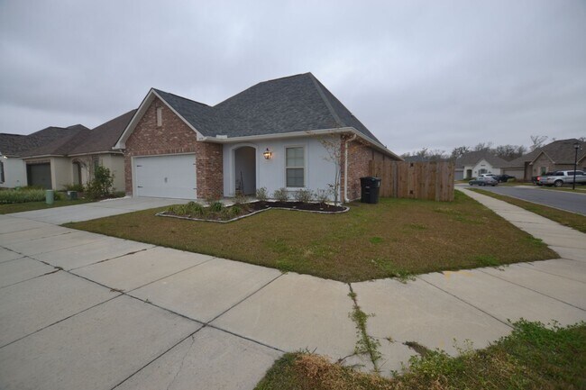 Building Photo - Location!  Location!  3 bedroom, 2 bath ho...