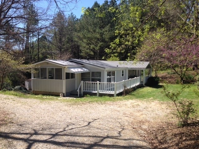 Building Photo - Large Updated Three Bedroom