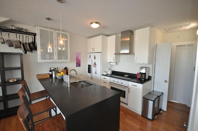 Building Photo - HOT SOUTH END LISTING!!!!!!!