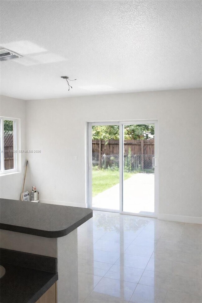 Foto del edificio - 318 NE 166th St